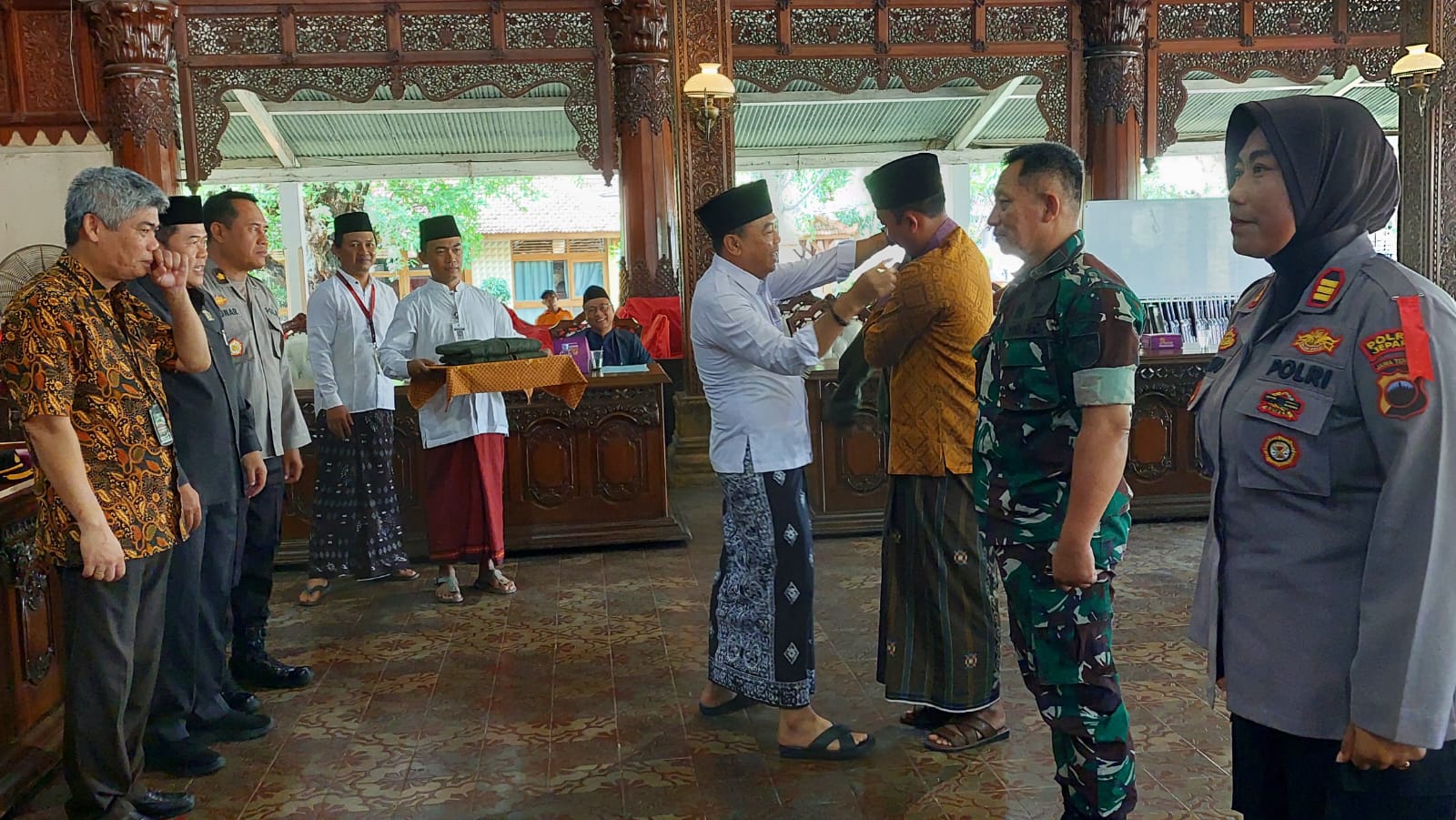 Penyematan Jaket Desk Pemilu 2024 secara simbolis kepada Camat Tahunan Nuril Abdillah, Danramil Pecangaan Kapten Edi Susant, serta Kapolsek Jepara Kota AKP Sri Retno Biyanti.