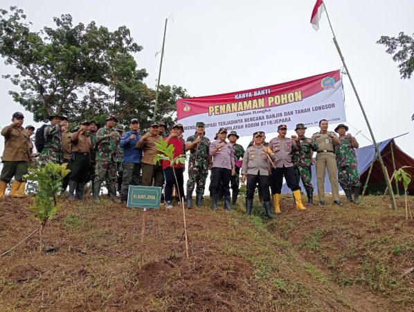 Pj. Bupati Jepara bersama jajaran Forkopimda dalam kegiatan karya bakti penanaman pohon di Desa Papasan, Kecamatan Bangsri, pada Kamis, (25/1/2024).