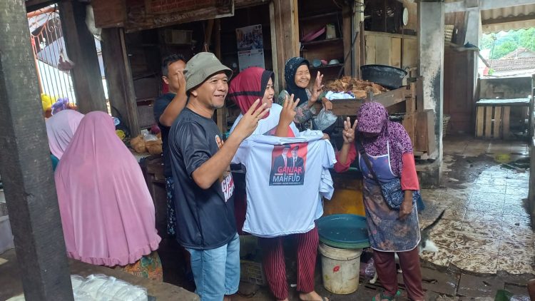 Mantan Bupati Jepara, Dian Kristiandi, saat foto bersama dengan para pedagang usai membagikan kaus saat blusukan ke Pasar Mlonggo, Kabupaten Jepara, Rabu (7/2/2024). (IS/DI)