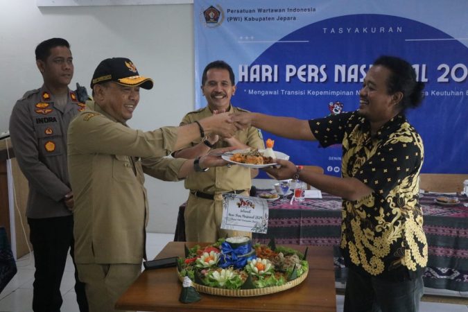 Pj Bupati Jepara saat mengikuti tasyakuran Hari Pers Nasional (HPN) ke-78 yang diselenggarakan Persatuan Wartawan Indonesia (PWI) Kabupaten Jepara, Senin (12/2/2024) di De Anglo Cafe, Jepara