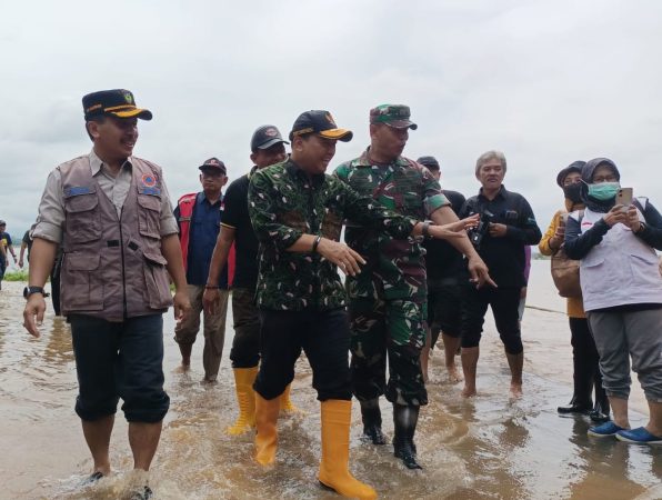 Pj Bupati Jepara Edy Supriyanta didampingi Sekda Edy Sujatmiko dan Kepala Staf Kodim 0719/Jepara Mayor Arm. Syarifuddin Widianto saat mengunjungi wilayah banjir di Jepara, Minggu (17/3/2024)
