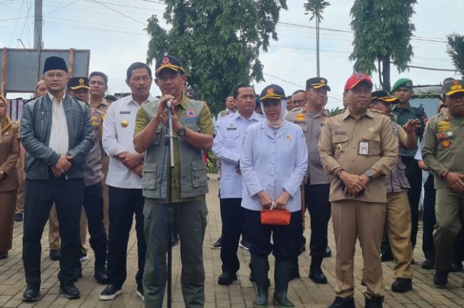 Kepala BNPB Letnan Jenderal TNI Suharyanto menyampaikan sambutan saat kunjungan di Desa Dorang, Kecamatan Nalumsari, Senin (18/03/2024)