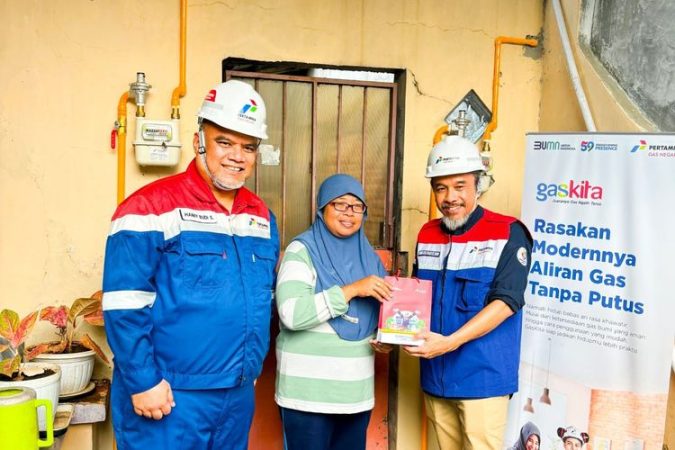 pemasangan jaringan gas bumi di salah satu rumah warga Kota Semarang oleh PT GSN (Foto: Kompas.com)