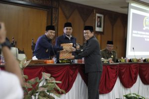 Agus Sutisna, saat rapat paripurna. Kini ia menjabat sebagai Ketua DPRD Jepara.
