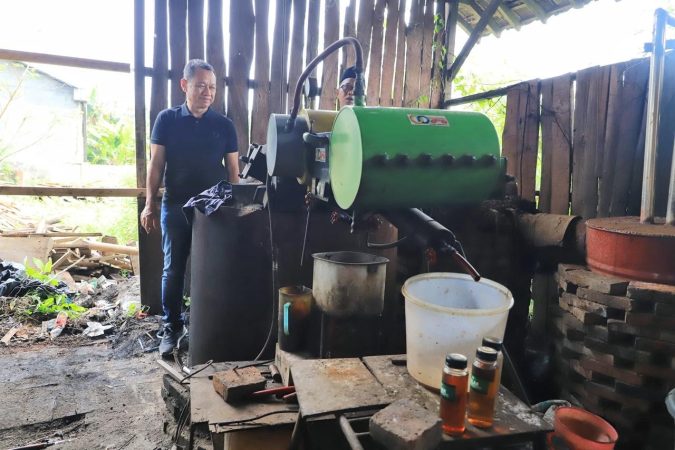 Bupati Kudus Sam'ani ketika melihat pengolahan sampah plastik menjadi BBM di Desa Sidorekso, Kecamatan Kaliwungu, pada Minggu (23/3/2025)