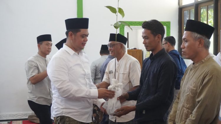 Bupati Jepara Witiarso Utomo saat melaksanakan kegiatan Safari Jumat ke Karimunjawa, Jumat (21/3/2025), di Masjid Jami' Baitul Muttaqin