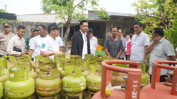 Bupati Jepara Witiarso Utomo (Mas Wiwit) saat memeriksa sejumlah pangkalan gas di Karimunjawa, Jumat (21/3/2025)