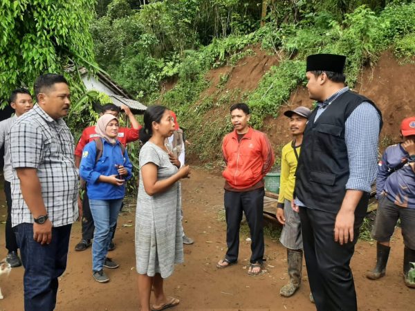 Wakil Bupati Jepara Muhammad Ibnu Hajar langsung melakukan peninjauan terhadap laporan bencana banjir dan tanah longsor yang terjadi di Kabupaten Jepara, Minggu (23/3/2025) pagi