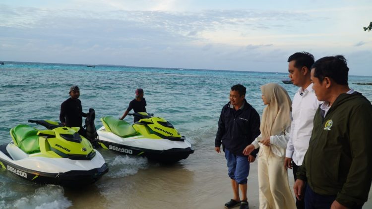 Bupati Jepara menengok penyewaan jetski di Pantai Tanjung Gelam