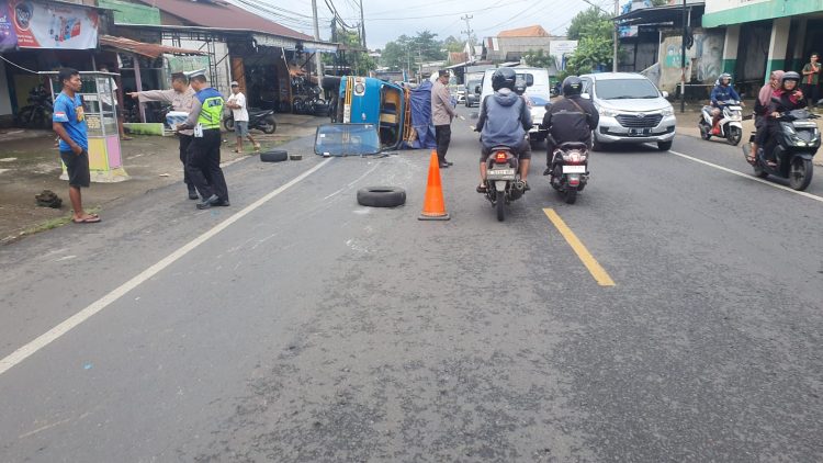 TKP kecelakaan di Jalan Raya Jepara-Kudus tepatnya di depan Masjid Jami' Al Ihsan Desa Ngabul Kecamatan Tahunan Kabupaten Jepara, pada Senin (24/03/2025) pukul 10.30 WIB