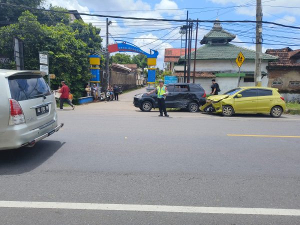 Dua mobil yang bertabrakan di Jalan Raya Rengging - Jepara, Kecamatan Pecangaan, Kabupaten Jepara, pada Rabu (26/03/2025) pukul 09.30 WIB