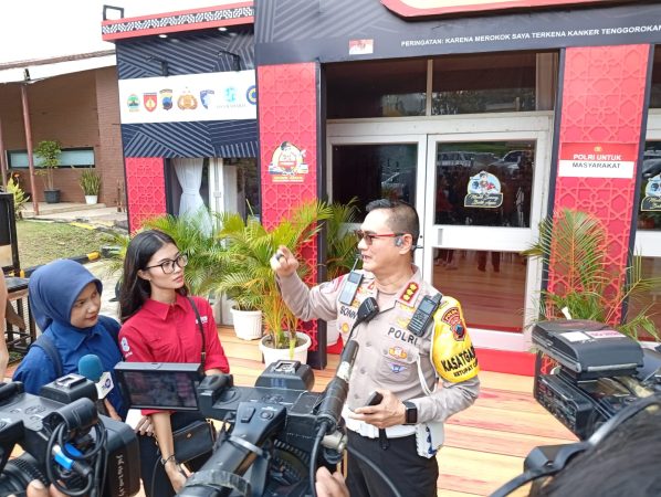 Dirlantas Kombespol Sonny Irawan memberi keterangan terkait skema one way di jalan tol dalam kota di GT Kalikangkung, Jumat (28/3/2025)