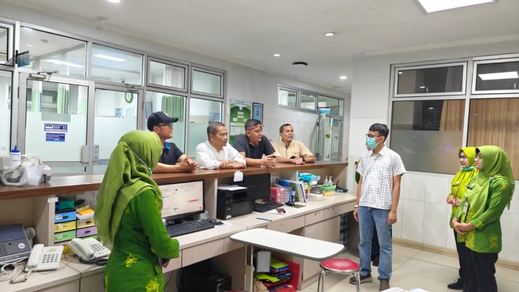 Pelaksana harian (Plh.) Sekretaris Daerah (Sekda) Jepara Ary Bachtiar saat mengecek layanan kesehatan di RSUD R.A. Kartini Jepara pada Sabtu (29/3/2025)