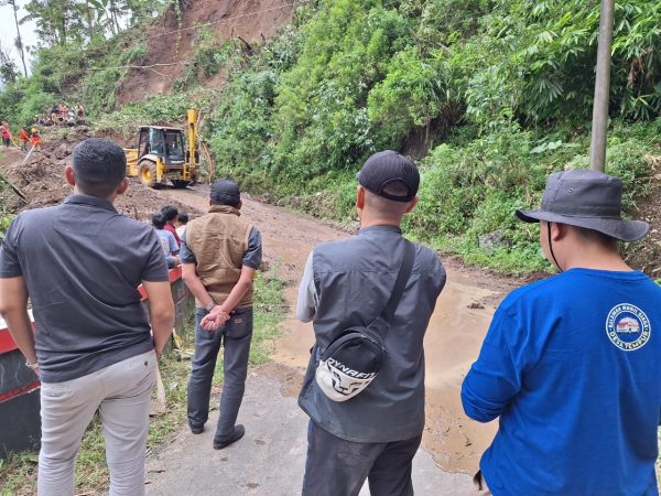 Pelaksana Harian (Plh) Sekda Jepara Ary Bachtiar saat meninjau lokasi longsor di Dukuh Duplak dan Dukuh Petung, Desa Tempur, Kecamatan Keling, Jepara pada Sabtu (29/3/2025)