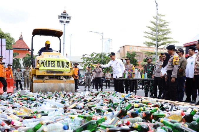 Pemusnahan 3.520 botol minuman keras berbagai merek usai Apel Gelar Pasukan Operasi Ketupat Candi di Alun-alun Simpang Tujuh Kudus pada Jumat (21/3/2025)