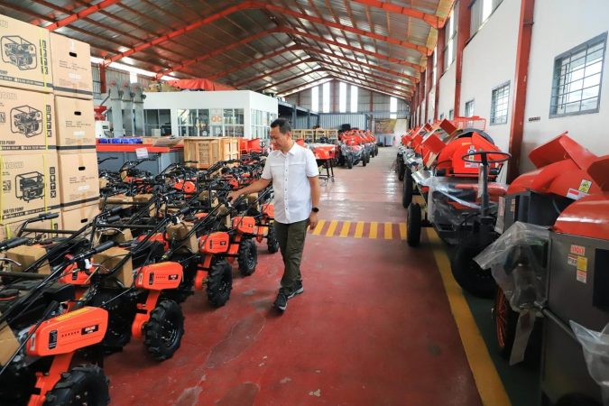 Bupati Kudus Sam'ani Intakoris saat berkunjung di kantor 'ISHOKU', Tanjungkarang, Sabtu (22/3/2025)