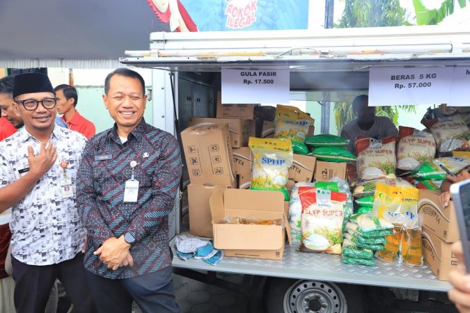 Bupati Kudus Sam'ani Intakoris meninjau Pasar Murah menjelang lebaran di Balai Desa Undaan Kidul, Kecamatan Undaan, Selasa (25/3/2025)