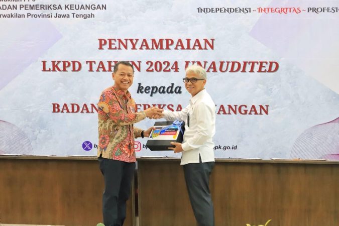 Bupati Kudus Sam'ani Intakoris menyerahkan Laporan Keuangan Pemerintah Daerah (LKPD) Unaudited Tahun Anggaran 2024 di Auditorium Kantor Badan Pemeriksa Keuangan (BPK) Perwakilan Provinsi Jawa Tengah, Rabu (26/3/2025)