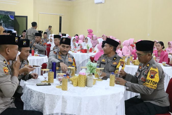 Kepolisian Resor (Polres) Jepara, Polda Jawa Tengah buka puasa bersama anak yatim dan kaum dhuafa di aula Bhayangkari Jepara, pada Selasa (25/3/2025)