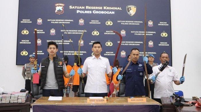 Kepolisian menunjukkan barang bukti perang sarung membawa senjata tajam di Aula Jananuraga Mapolres, Rabu (26/3/2025)