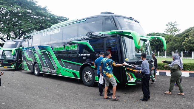 Pemeriksaan bus yang digunakan untuk mudik gratis Jawa Tengah (foto: detikJateng)