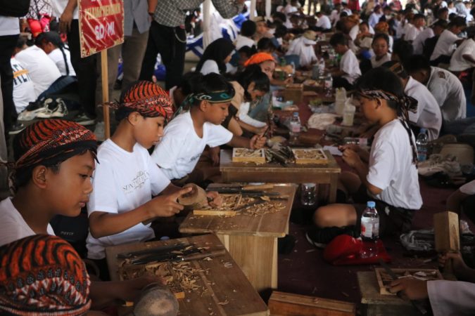 lomba ukir pelajar yang diselemggarakam untuk memperingati hari Pendidikan Nasional di Pendopo Kartini Jepara
