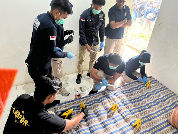 Tim gabungan dari Polda Jateng melakukan olah tempat kejadian perkara (TKP) kasus predator seksual di Jepara pada Sabtu, 3 Mei 2025