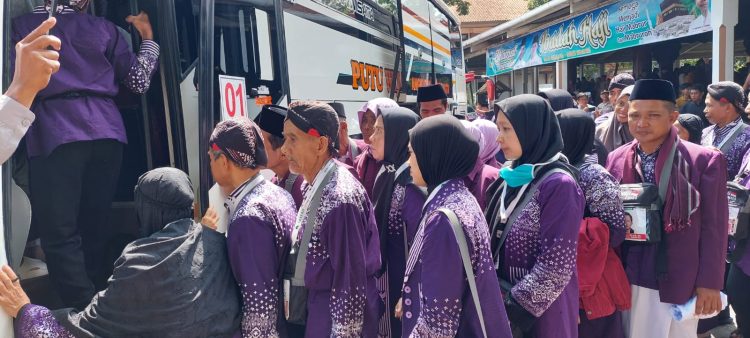 Pemberangkatan Calon Jemaah Haji Kloter 44 asal Kabupaten Jepara, di Pendopo Kartini, Senin (13/5/2025)
