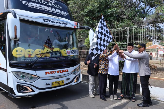 Kapolres Jepara AKBP Erick Budi Santoso bersama jajaran pemimpin Kabupaten Jepara melepas keberangkatan calon jemab haji pada Senin (12/5/2025) pagi