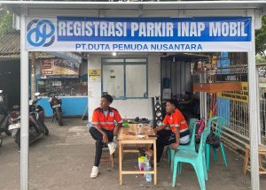 petugas dari PT Duta Pemuda Nusantara