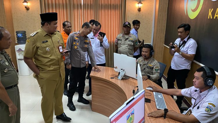 Wakil Bupati Jepara Muhammad Ibnu Hajar meninjau ruangan call center 112 di Gedung OPD bersama lantai 3, Senin (19/5/2025).