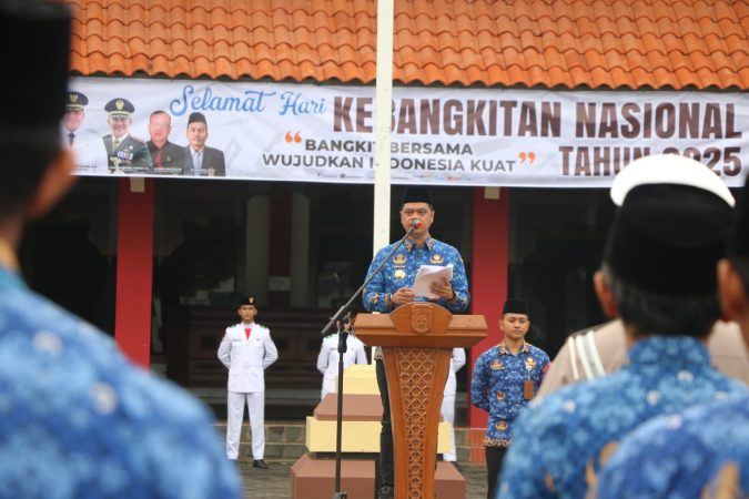 Bupati Jepara Witiarso Utomo memimpin jalannya upacara Peringatan Hari Kebangkitan Nasional ke-117 di halaman Sekretariat Daerah Jepara, Selasa (20/5/2025).
