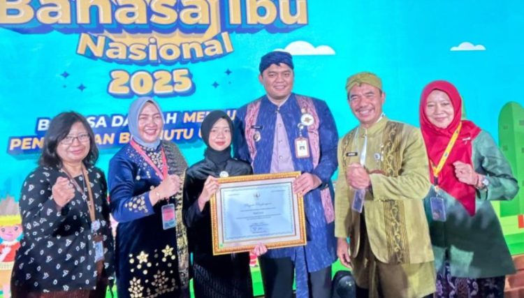 Penyerahan penghargaan nasional dalam program Revitalisasi Bahasa Daerah 2025 yang oleh Menteri Pendidikan Dasar dan Menengah dalam acara Festival Tunas Bahasa Ibu (FTBI) Nasional di Jakarta, Senin (26/5/2025).