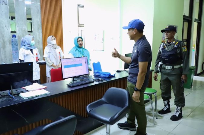 Bupati Kudus Sam'ani Intakoris saat mengunjungi ruang IGD RSUD dr. Loekmono Hadi