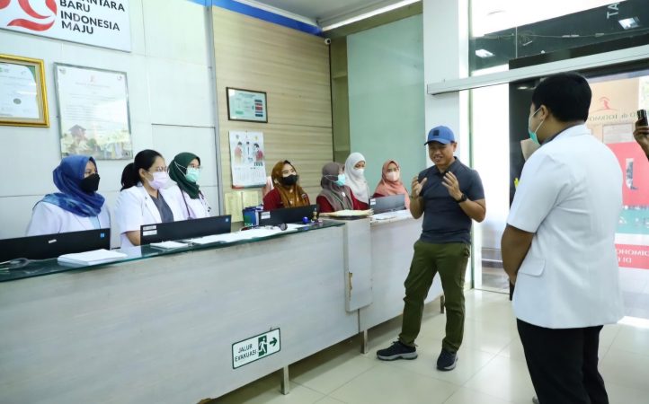 Bupati Kudus Sam'ani Intakoris saat meninjau rumah sakit plat merah tersebut pada Kamis (29/5/2025).
