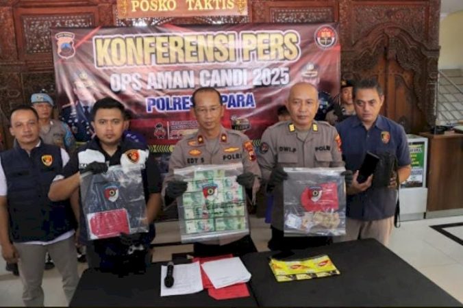 Kepolisian menunjukkan barang bukti aksi pengedar uang palsu (AT) dalam konferensi pers di Mapolres Jepara, Jumat (30/5) (foto: RMOL Jateng)