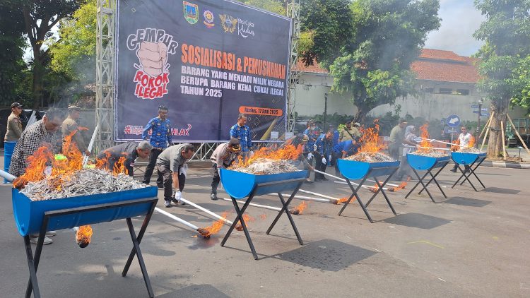 Pemusnahan barang kena cukai (BKC) ilegal pada Selasa, 17 Juni 2025 di halaman Pendopo Kabupaten (foto: KlikFakta.com)