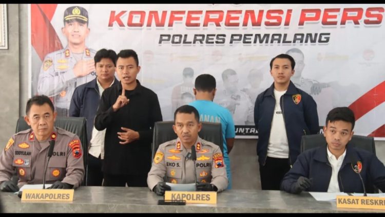 Konferensi pers polisi gadungan tipu 3 wanita. Berlangsung di Mapolres Pemalang, Senin (2/6/2025) (foto: Jogja Viva)
