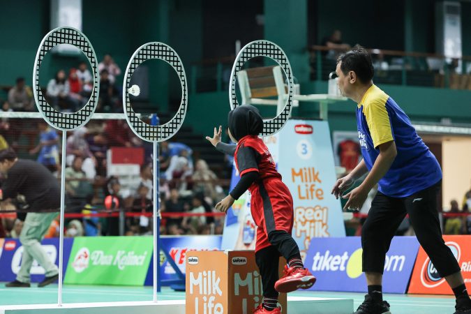 Salah satu perlombaan dalam Festival SenengMinton 2025 Seri 1, Throwing The Shuttlecock melempar kok ke dalam lubang target