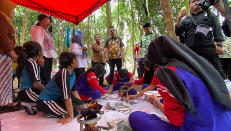 Bupati Jepara bercengkrama dengan para siswa saat acara Edukasi Wisata Dalam Daerah, Kamis, (19/6/2025), di Bumi Perkemahan Jati Cindhe, Kecamatan Kembang