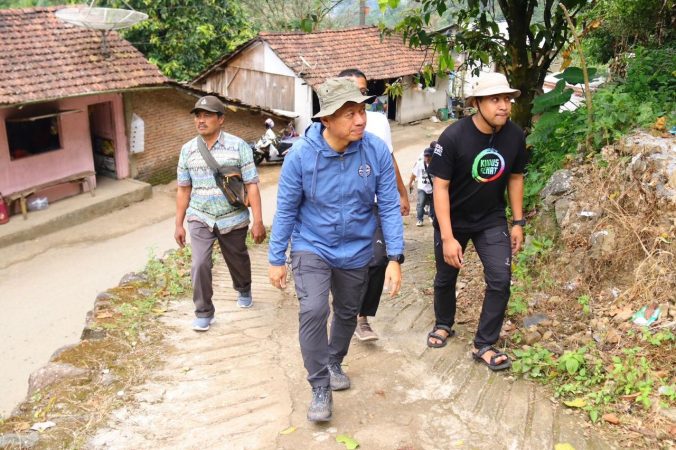 Bupati Kudus Sam'ani melakukan tinjauan ke Pos Pendakian Rahtawu, Kecamatan Gebog, Minggu (29/6/2025)