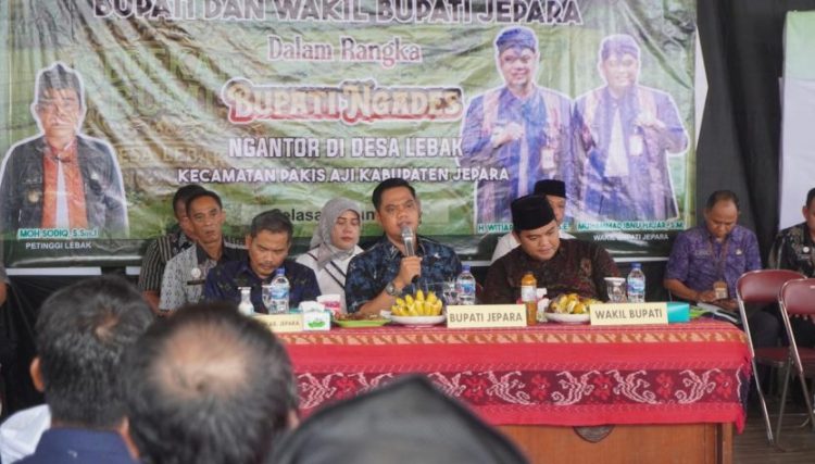 Bupati Jepara Witiarso Utomo dalam program Bupati Ngantor di Desa di Desa Lebak, Kecamatan Pakis Aji pada Selasa (3/6/2025).