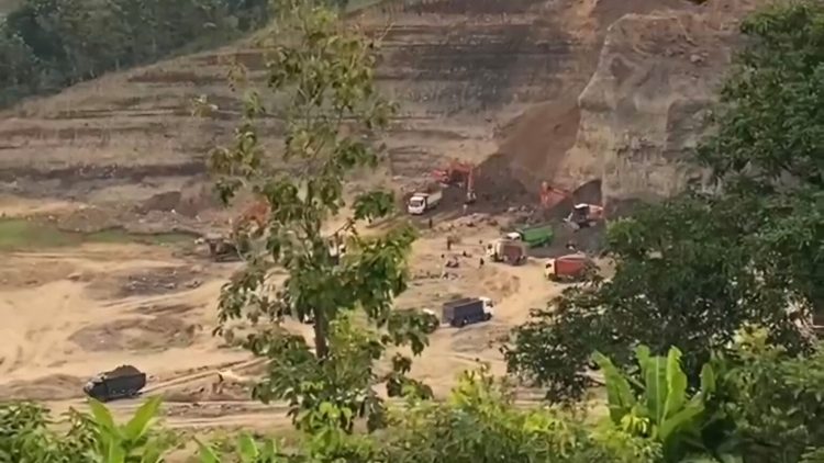 Tangkapan layar video yang memperlihatkan aktivitas galian C di Desa Tanjungrejo, Kecamatan Jekulo, Kabupaten Kudus yang berdekatan dengan Bendungan Logung. (ZONANEWS.ID)