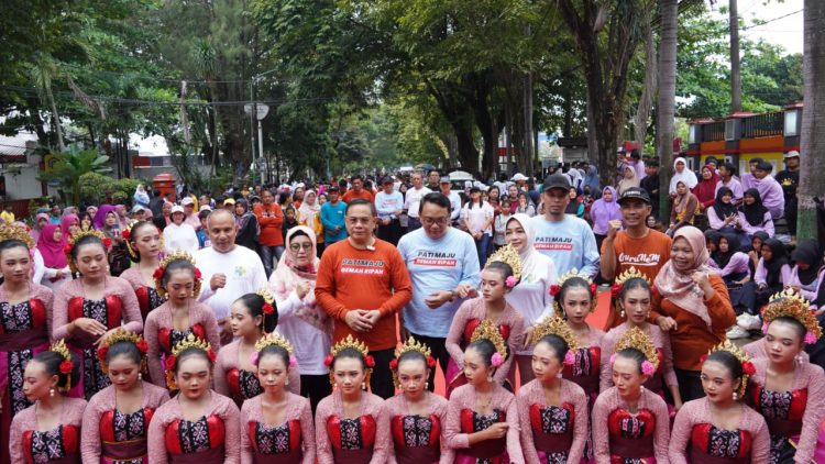 Momen Bupati Ppato Sudewo bersama masyarakat saat CFD