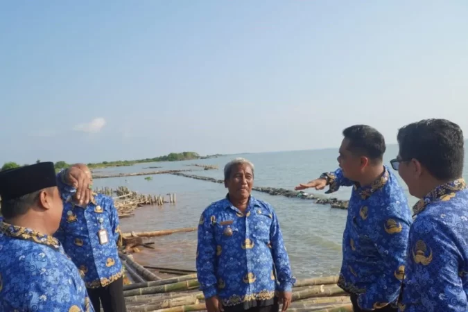 Bupati Jepara Witiarso Utomo beserta jajaran meninjau kondisi terkini daerah yang terkena abrasi. Foto: ANTARA