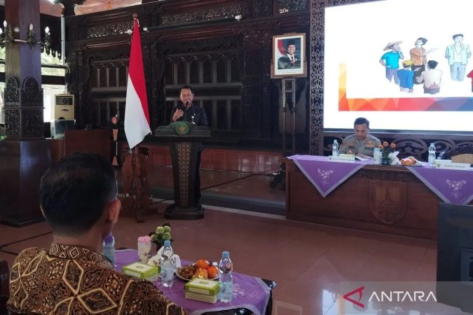 Bupati Kudus Sam'ani Intakoris saat pembukaan seminar "Peningkatan Kondusivitas Persatuan dan Toleransi Organisasi Masyarakat (Ormas)" di Pendopo Kabupaten Kudus, Selasa (3/6/2025) (foto: ANTARA)