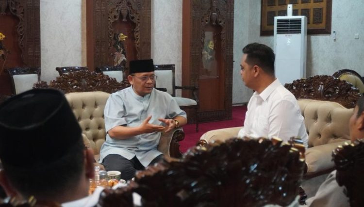 Staf Ahli Bidang Penguatan Ekosistem Pendidikan Tinggi, Sains, dan Teknologi Kementerian Pendidikan, Kebudayaan, Riset, dan Teknologi (Kemdikbudristek) Muhammad Hasan Chabibie atau yang akrab disapa Gus Hasan, saat berkunjung ke Ruang Kerja Bupati Jepara, Jumat (11/7/2025) (laman resmi Pemkab Jepara)