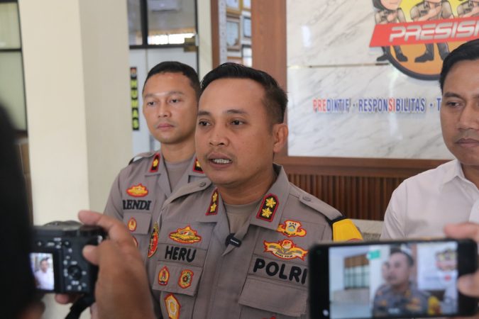 Kapolres Kudus AKBP Heru Dwi Purnomo memberikan keterangan terkait anggota DPRD Kudus yang tertangkap saat penggerebekan judi