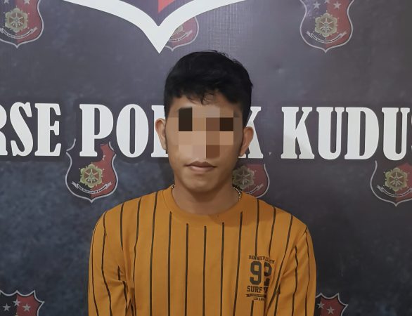 AR (23) pria asal Kabupaten OKU Selatan, Sumatera Selatan diringkus Unit Reserse Kriminal (Reskrim) Polsek Kudus Kota atas dugaan kepemilikan senjata tajam ilegal