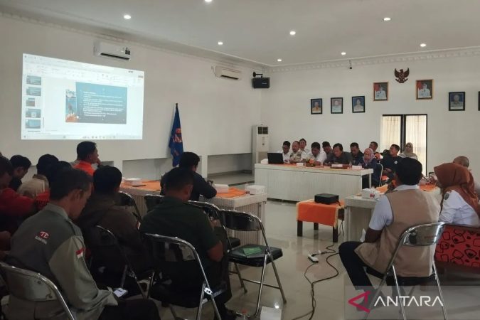 rapat koordinasi pembahasan pengelolaan Taman Wisata Alam Pegunungan Muria atau jalur pendakian serta SOP di aula BPBD Kudus, Rabu (2/7/2025) (foto: ANTARA JATENG)